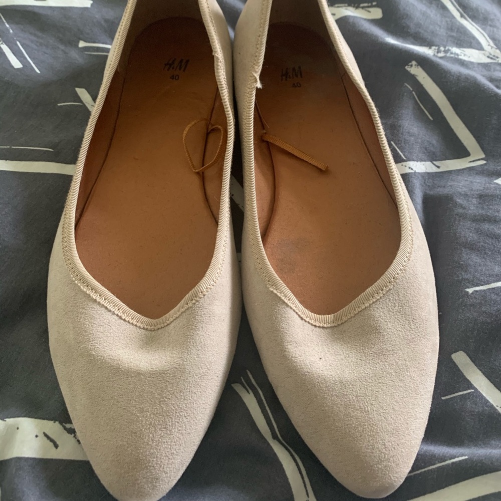 H&M suede beige tan flats 40